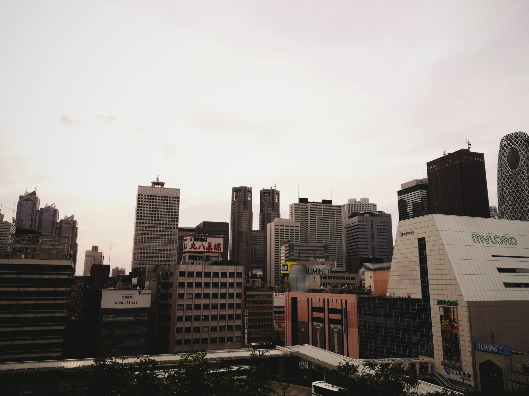 新宿バスタ屋上から新宿ルミネや副都心を臨む風景の画像 東京散策